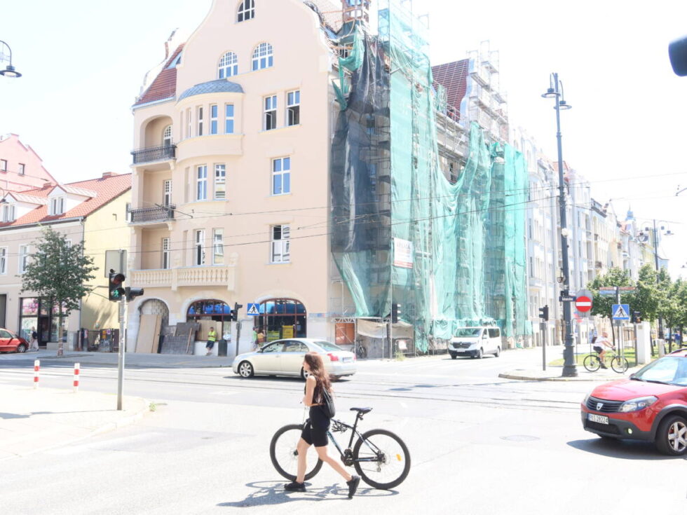 Hotel w kamienicy Rudolfa Kerna – inwestor odsłonił szczytową ścianę remontowanego budynku [ZDJĘCIA]