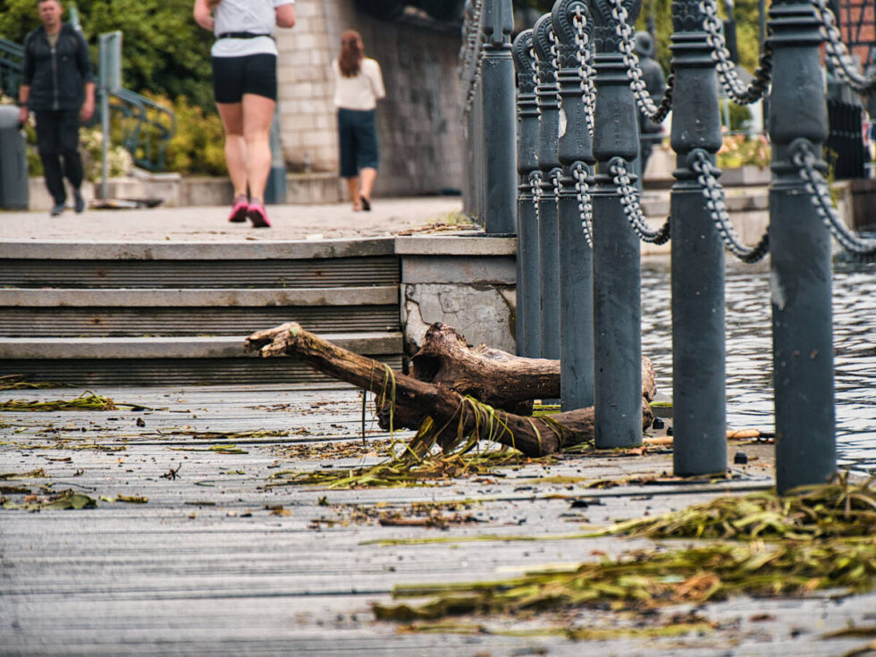 Bydgoszcz po nawałnicy. Barka Lemara popłynęła na przegląd