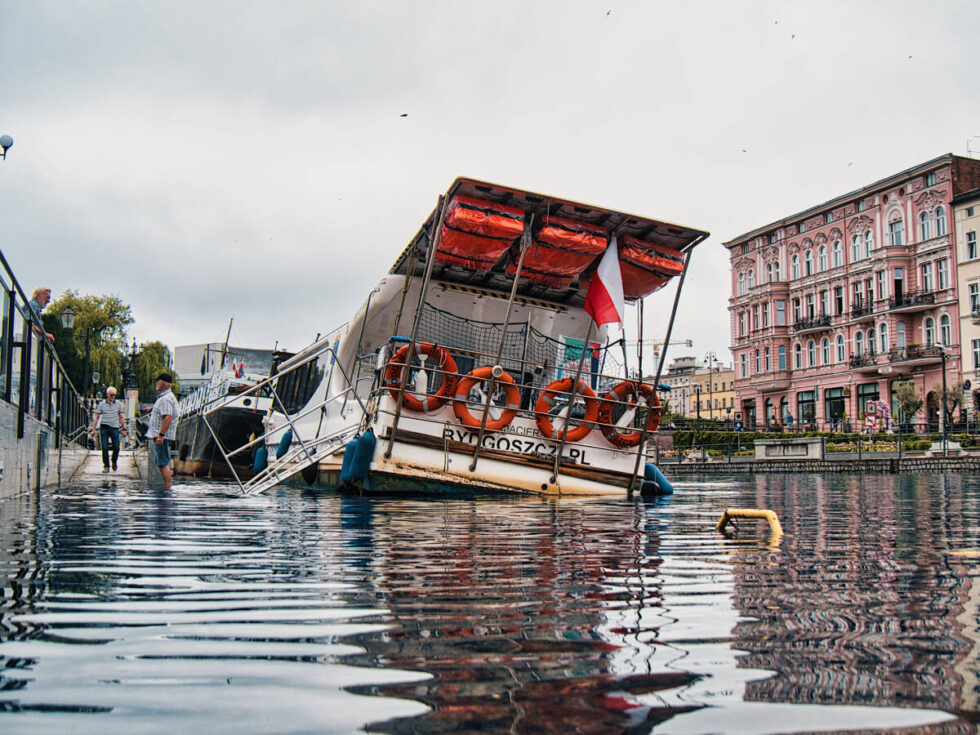 Nawałnica w Bydgoszczy. Statki wypłynęły na nabrzeże. Strażacy pomagają mieszkańcom wypompowywać wodę z piwnic i garaży