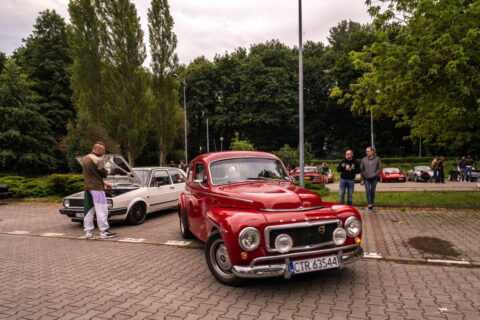Lipcowa odsłona Bydgoskich Klasyków Nocą. Motoryzacyjne perełki zawitały pod Torbyd [zdjęcia]