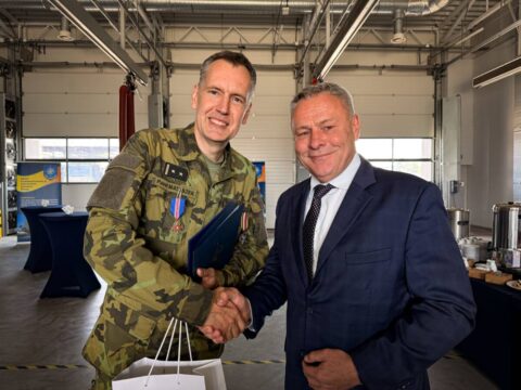Przekazanie sztandaru i obowiązków dowódcy w 3. Batalionie Łączności NATO