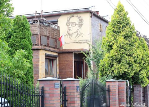 Nowy mural w Bydgoszczy. Upamiętnia pisarza na ścianie prywatnego domu przy ulicy Poziomkowej