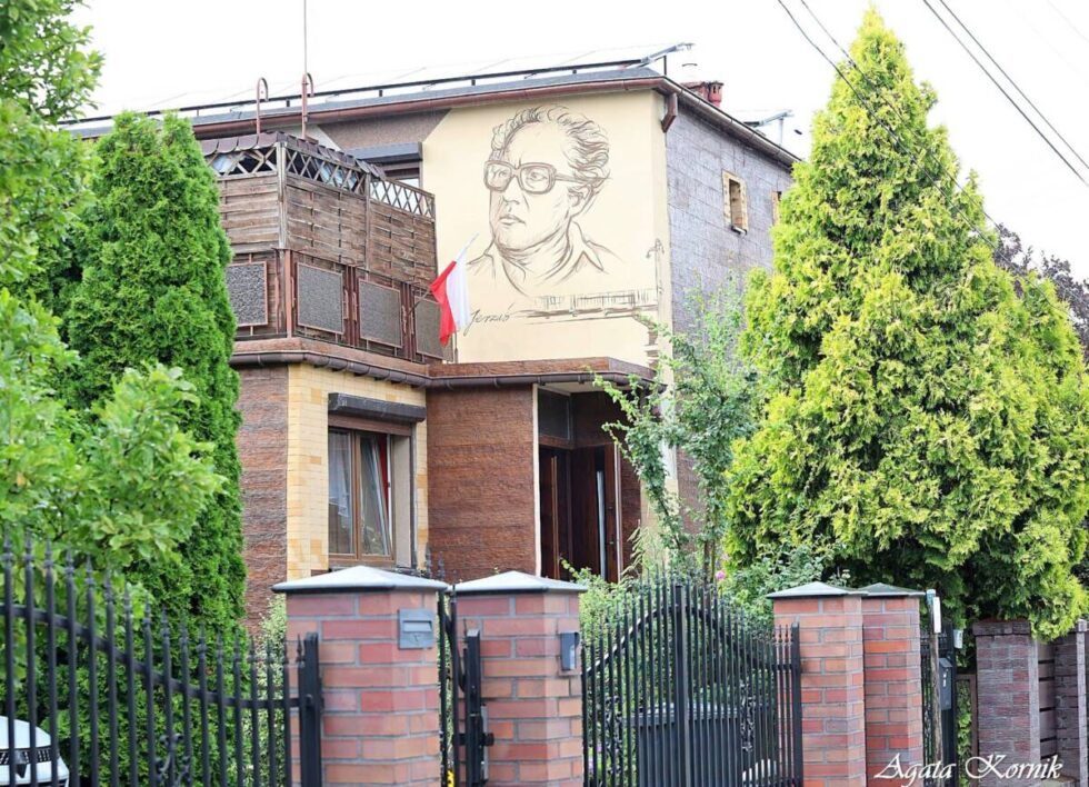 Nowy mural w Bydgoszczy. Upamiętnia pisarza na ścianie prywatnego domu przy ulicy Poziomkowej