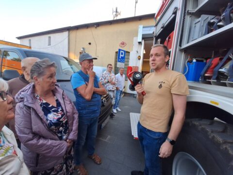 Przyjaźń, która połączyła Bydgoszcz i Hel. Bydgoscy seniorzy pomogli strażakom. Strażacy zaprosili ich do swej remizy