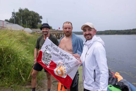 Jacek Pałubicki przepływa Wisłę wpław w szczytnym celu. Dopłynął do Bydgoszczy, przed nim jeszcze jeszcze 167 kilometrów