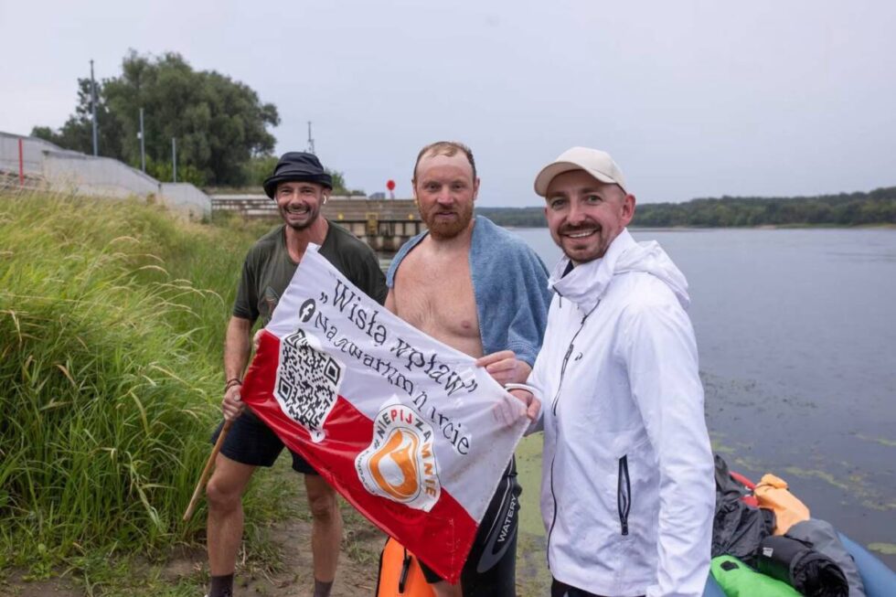 Jacek Pałubicki przepływa Wisłę wpław w szczytnym celu. Dopłynął do Bydgoszczy, przed nim jeszcze jeszcze 167 kilometrów