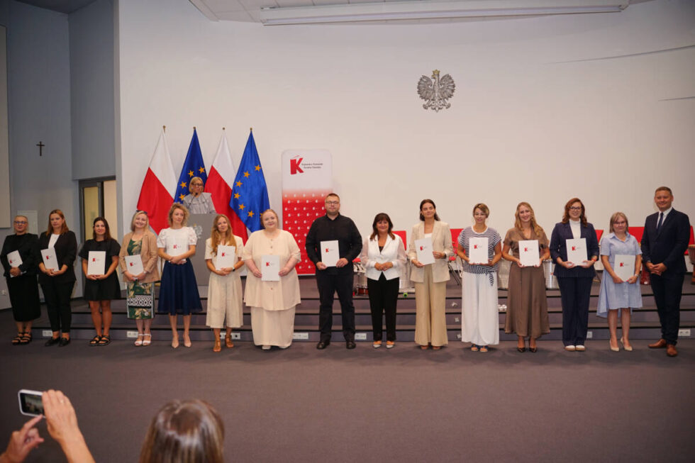 Nowy rok szkolny, nowe awanse. Bydgoscy nauczyciele odebrali akty nadania stopni awansu zawodowego [ZDJĘCIA]