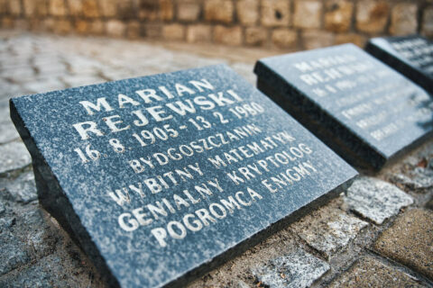 Złożenie kwiatów przy ławeczce Rejewskiego