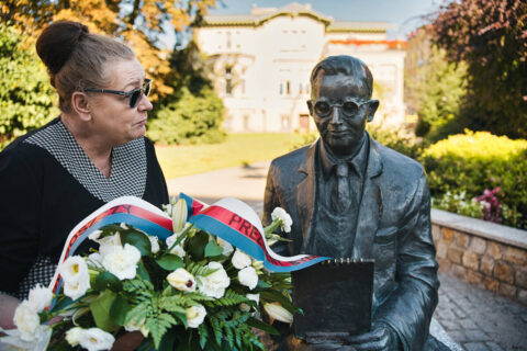 Złożenie kwiatów przy ławeczce Rejewskiego