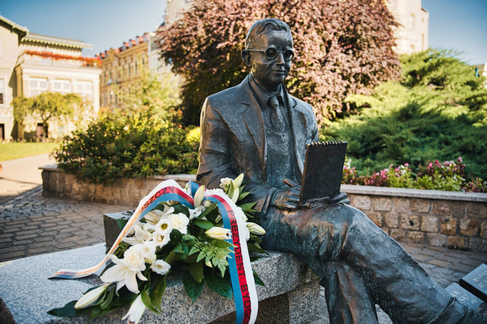 Urodzinowe kwiaty na ławeczce Mariana Rejewskiego. 121. rocznica urodzin genialnego kryptologa