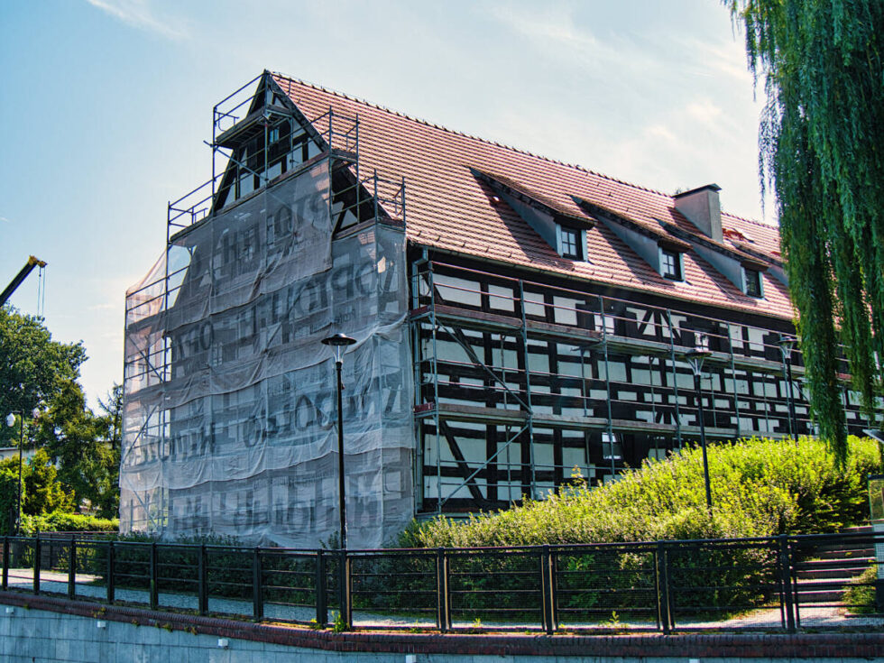 Biały spichrz na Wyspie Młyńskiej nie tylko ładnie prezentuje się ze swoimi szachulcowymi ścianami, ale posiada niezwykłe zbiory. Trwa jego remont [ZDJĘCIA]