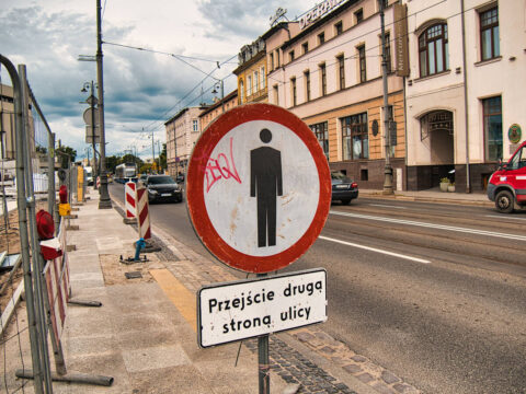 Nowy chodnik i przejście dla pieszych przy Operze Nova. Trwają prace wzdłuż ul. Focha [ZDJĘCIA]