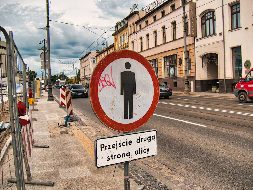 Nowy chodnik i przejście dla pieszych przy Operze Nova. Trwają prace wzdłuż ul. Focha [ZDJĘCIA]