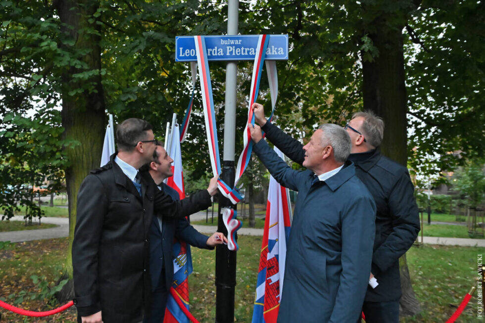 Dźwięki kina, czyli Leonard Pietraszak nad Kanałem Bydgoskim – wycieczki, koncerty, pojedynki na szable