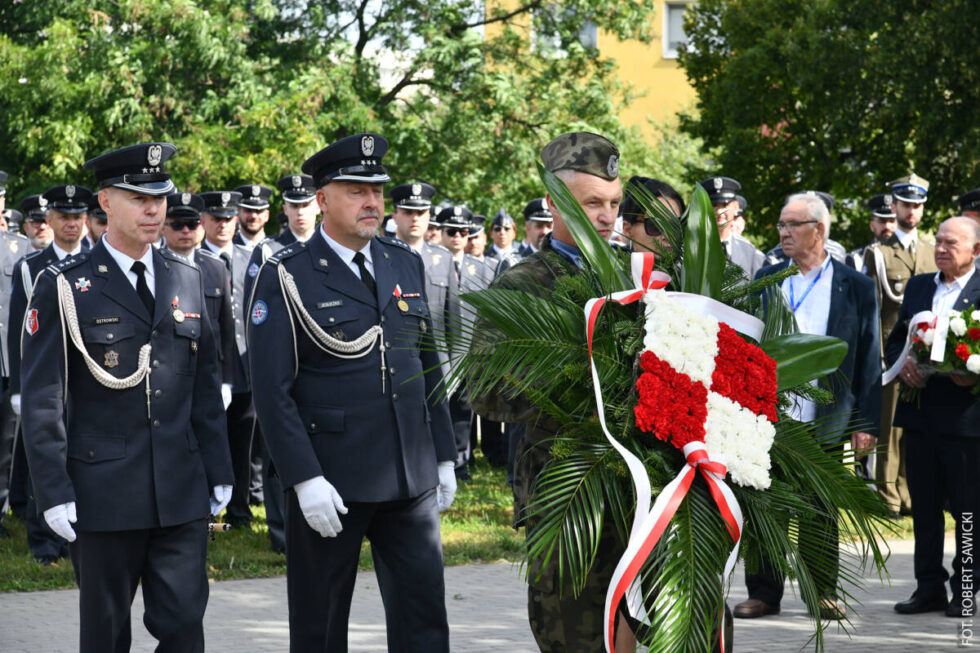 Bydgoszczanie uczcili pamięć o lotnikach. Uroczystości przy Pomniku Lotników Polskich na Błoniu [ZDJĘCIA]
