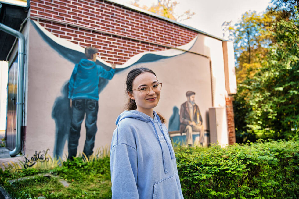 Ten mural ma pomóc odkrywać dzieje Parku Ludowego w Bydgoszczy. Młoda artystka przygotowała takie dzieło