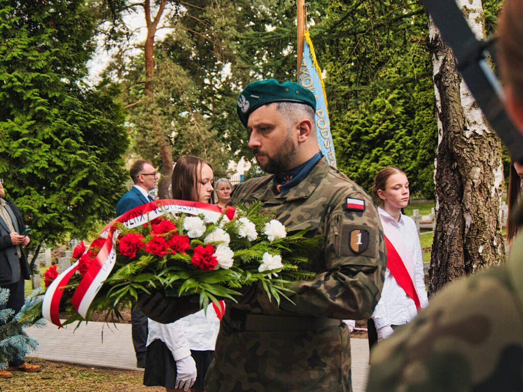 Złożenie kwiatów na Cmentarzu Bohaterów Bydgoszczy