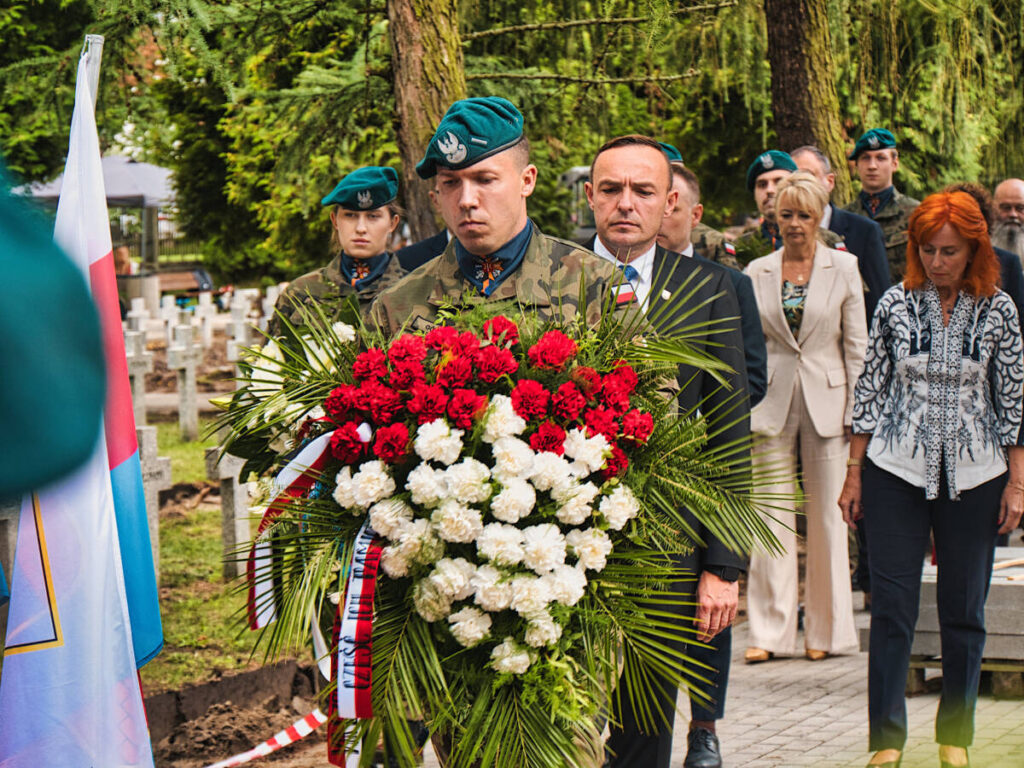 Złożenie kwiatów na Cmentarzu Bohaterów Bydgoszczy