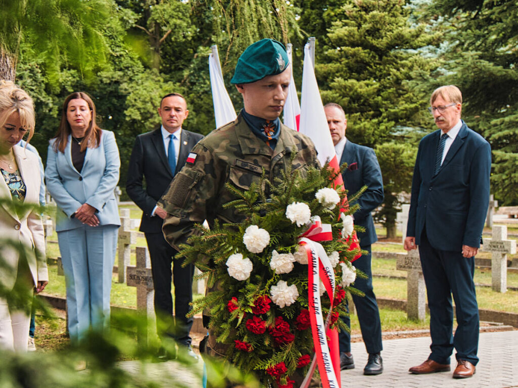 Złożenie kwiatów na Cmentarzu Bohaterów Bydgoszczy