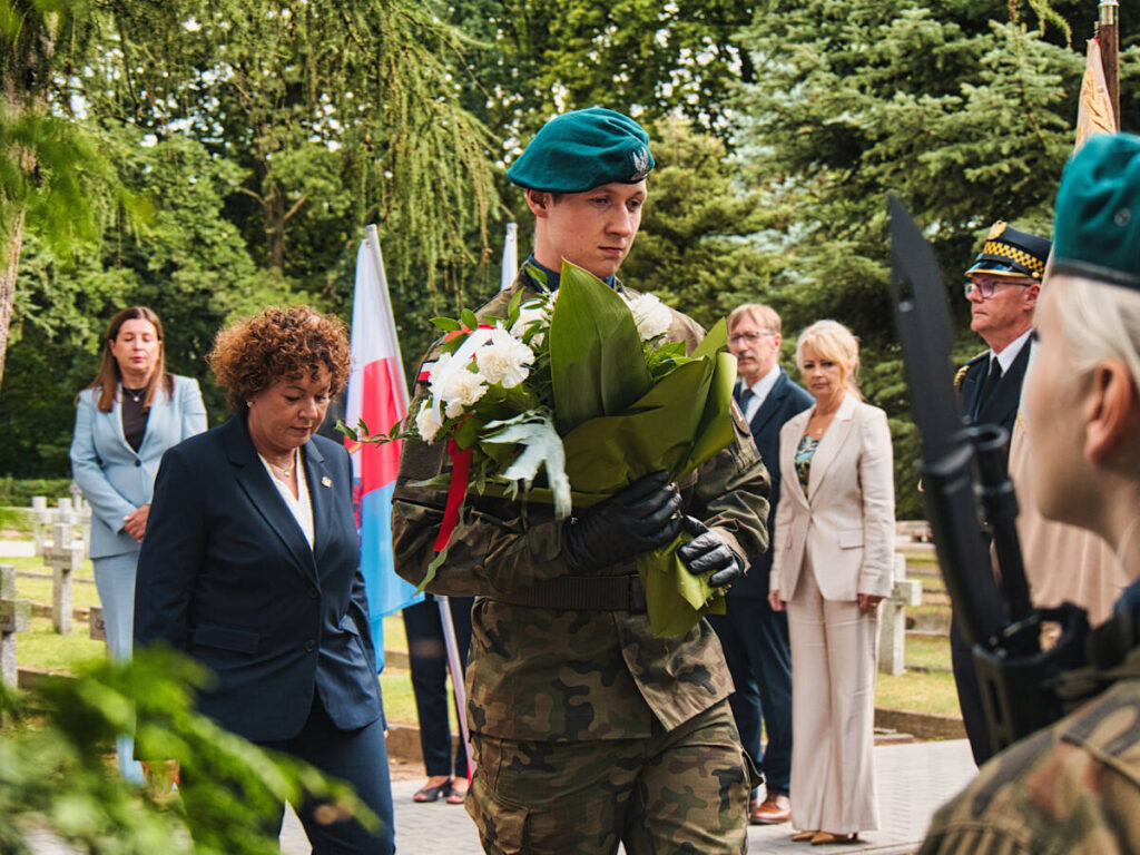 Złożenie kwiatów na Cmentarzu Bohaterów Bydgoszczy
