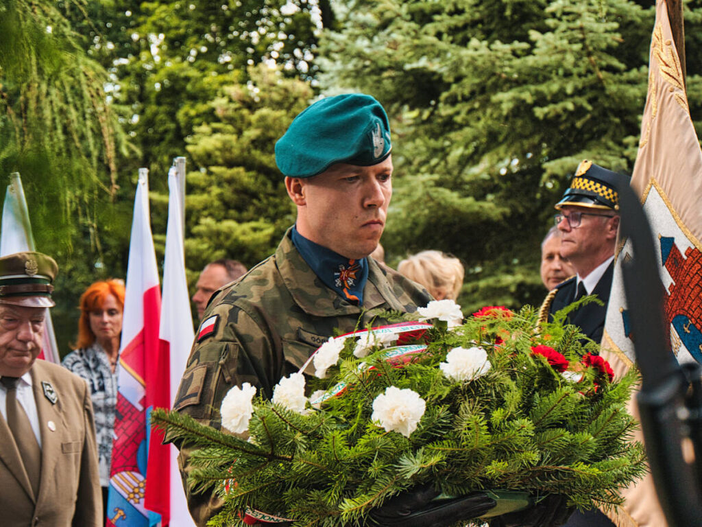 Złożenie kwiatów na Cmentarzu Bohaterów Bydgoszczy