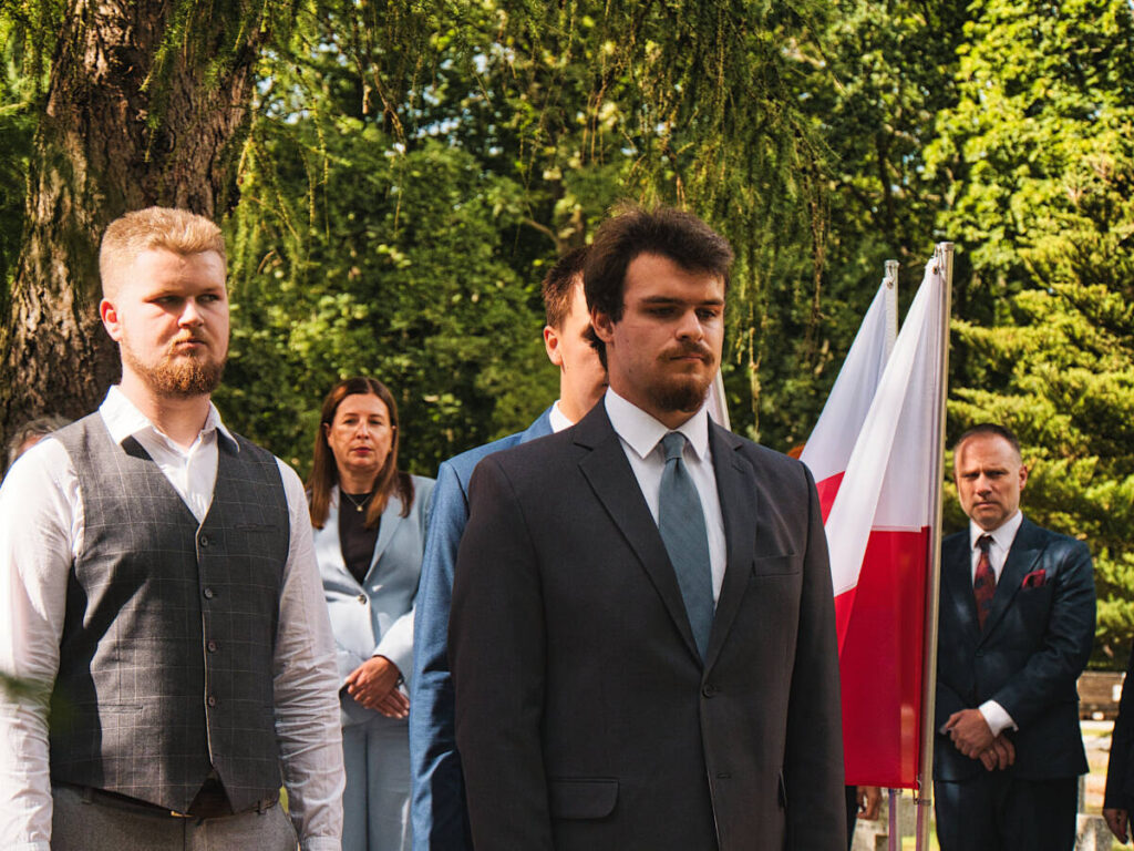 Złożenie kwiatów na Cmentarzu Bohaterów Bydgoszczy