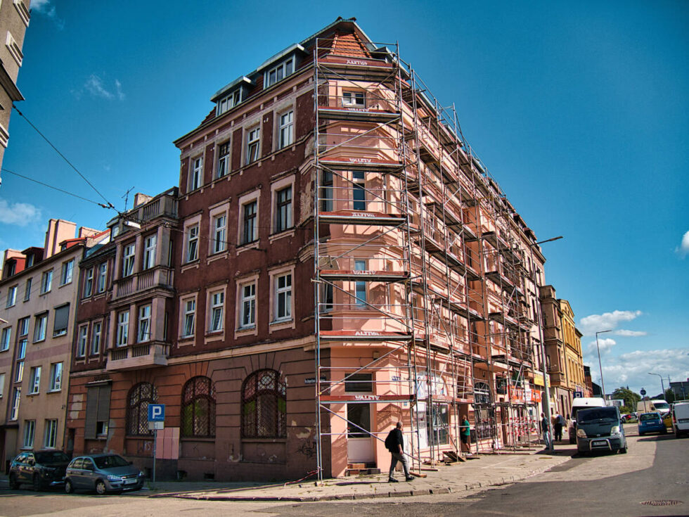Potężna kamienica nabierze kolorów. Remont budynku u zbiegu Placu Poznańskiego i ul. Kordeckiego [ZDJĘCIA]