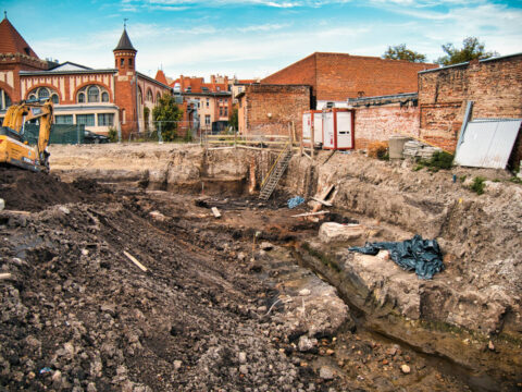 Podczas prac archeologicznych przy ul. Magdzińskiego odkryto wał obronny. Razem z fosą zamkową chronił kiedyś miasto