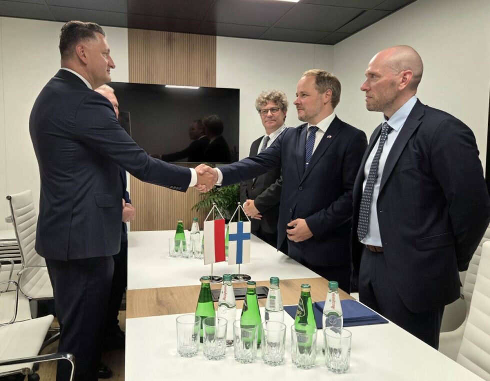 Fiński pojazd bezzałogowy z minami narzutowymi z bydgoskiej Belmy – podpisano list intencyjny