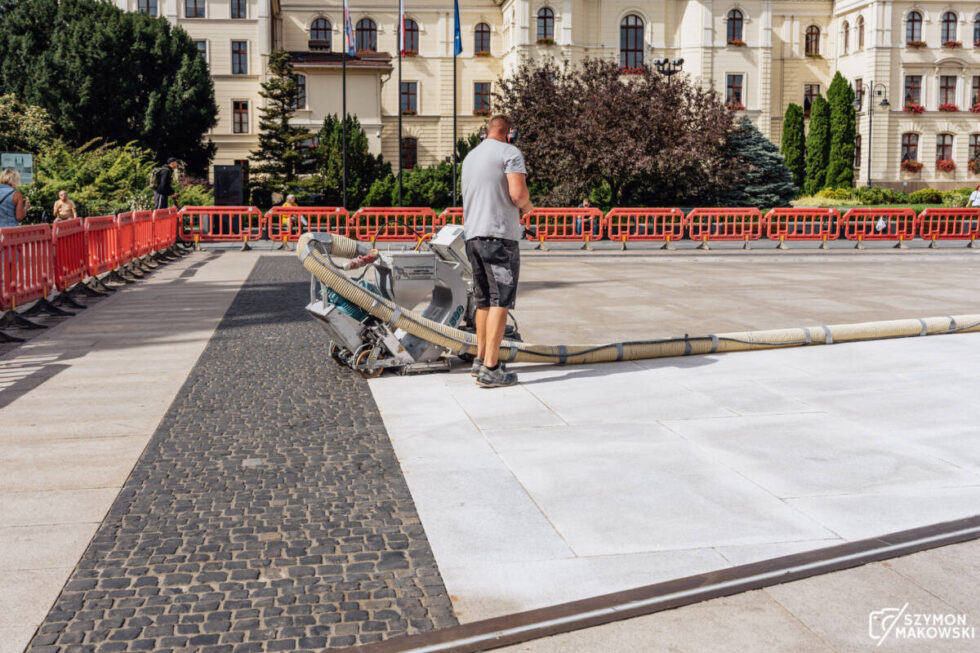 Rozpoczęło się gruntowne mycie Starego Rynku. Warto zobaczyć efekt [ZDJĘCIA]