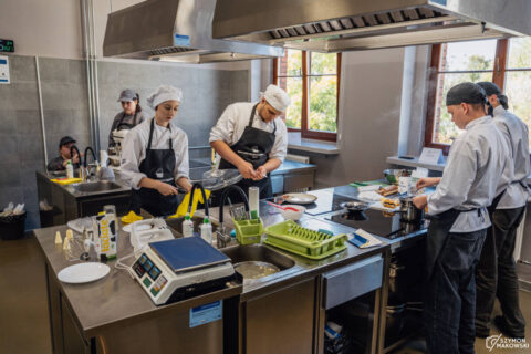 Młodzi cukiernicy w akcji. Zajrzeliśmy za kulisy konkursu w bydgoskim „gastronomiku”