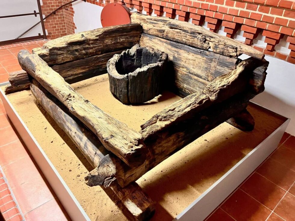 Studnia z Bartodziejów służyła mieszkańcom w XVI wieku. Suszono ją ponad rok, by mogła trafić do muzeum [ZDJĘCIA]
