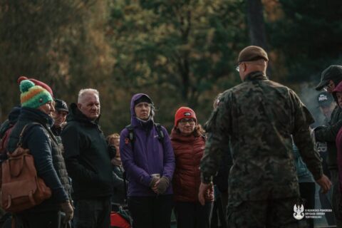 Na szkoleniu z wojskiem rozpalaliśmy ogień i uczyliśmy się terenoznawstwa. W razie potrzeby będziemy pić herbatę z sosnowych igieł [ZDJĘCIA]