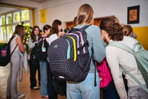 Ile ważą plecaki uczniów w bydgoskiej szkole - akcja ważenia w SP 30. Zbyt ciężkie powodują wady postawy u uczniów