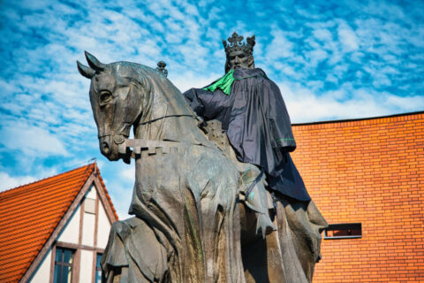 Dlaczego król Kazimierz Wielki z pomnika nosi adwokacką togę. Jubileusz Kujawsko-Pomorskiej Izby Adwokackiej
