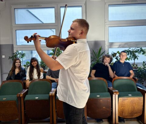 Fotele z Filharmonii Pomorskiej dostały drugie życie. Emeryturę spędzą na korytarzu bydgoskiego liceum