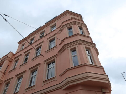 Rusztowania zniknęły i piękna kamienica znowu cieszy oczy Bydgoszczan – remont przy Placu Poznańskim [ZDJĘCIA]