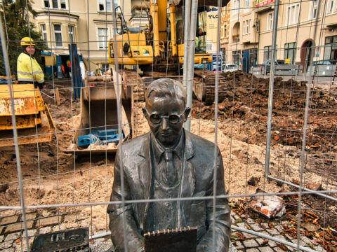 Ławka Mariana Rejewskiego tymczasowo odgrodzona. Wodociągi ruszyły z kolejną inwestycją w centrum