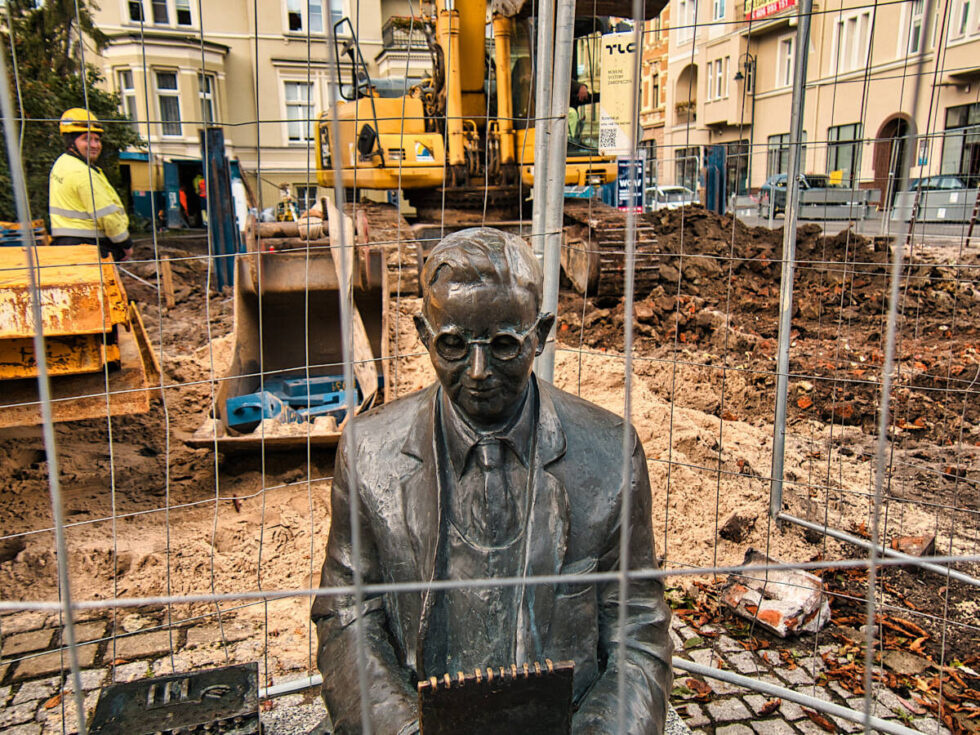 Ławka Mariana Rejewskiego tymczasowo odgrodzona. Wodociągi ruszyły z kolejną inwestycją w centrum