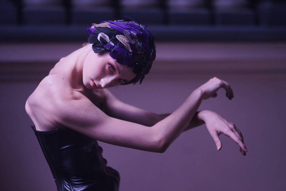 Chciałem baletowi dodać skrzydeł – projekt „Balerina” Michała Tomaszewskiego. Niezwykłe zdjęcia artystek i artystów baletu w gmachu Dyrekcji Kolei