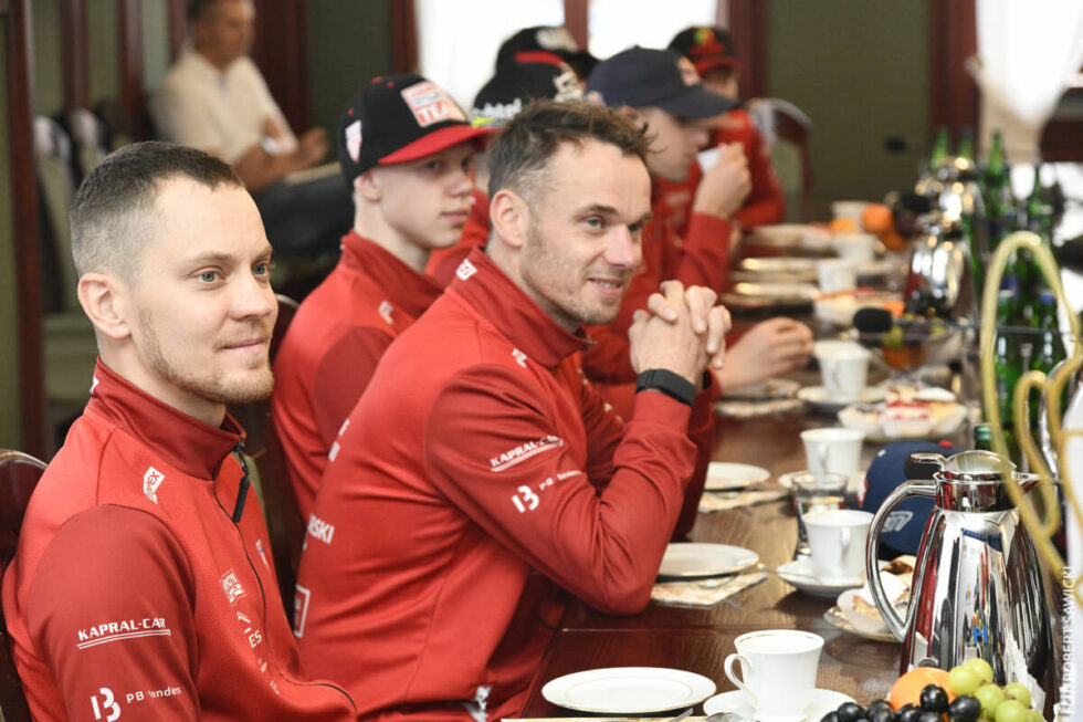 Jerzy Kanclerz: Max Fricke i Ryan Douglas wzmocnią Abramczyk Polonię w przyszłym sezonie. Żużlowcy odebrali gratulacje w ratuszu [ZDJĘCIA]