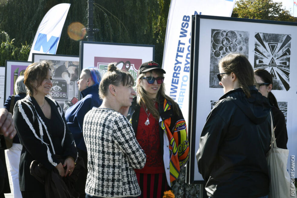 Plenerowa wystawa studentów designu w biznesie na Moście Staromiejskim. Projekty z Uniwersytetu WSB Merito Bydgoszcz [ZDJĘCIA]