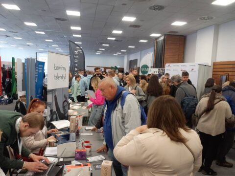 Tłumy na Targach Pracy w Bydgoszczy. Uczniowie, studenci i ludzie w średnim wieku poszukują zajęcia [ZDJĘCIA]